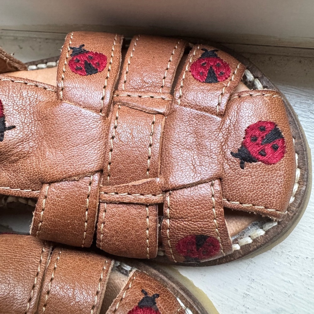 Embroidered ladybird sandals - Picture 4 of 5